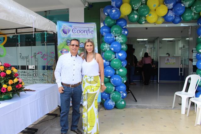 Humberto Castaño Gallego, subgerente Comercial y Paula Margarita Sánchez, directora Neiva Norte.